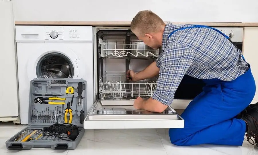 İzmit Finlux servisi teknisyen ekibi beyaz eşya tamiri yaparken